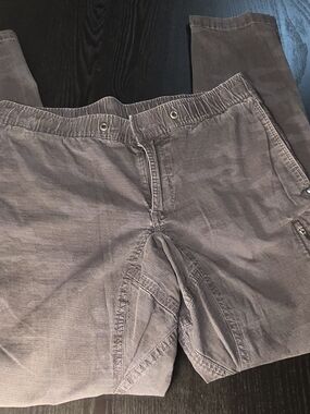 Vuori Men's Cargo Pants in Faded Gray